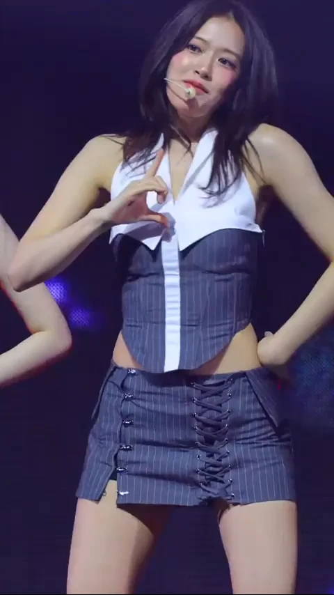 호불호 갈리는 복장 gif_2.webp