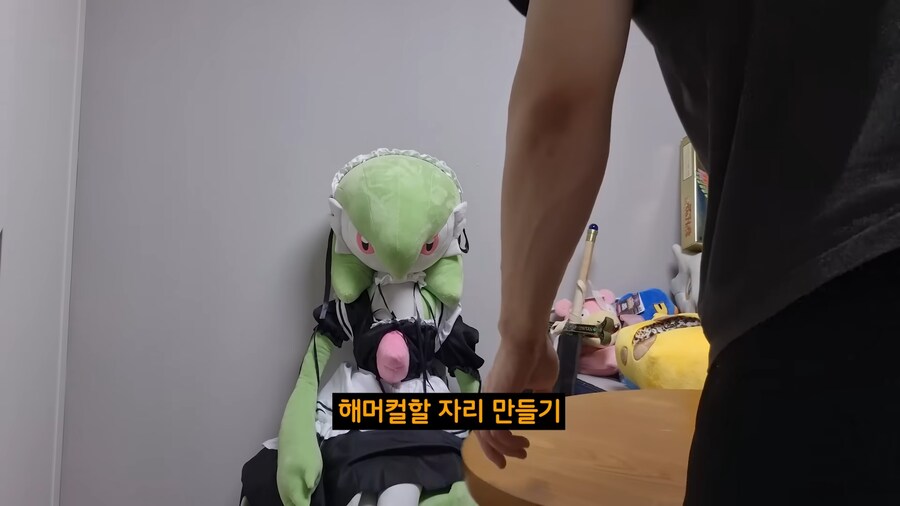 포켓몬전문 방송인 집에 있는 가디안 인형_1.png