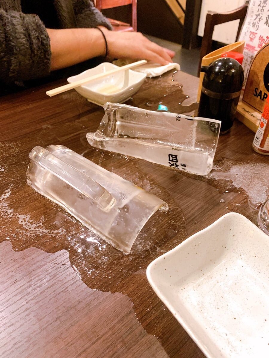 건배 후 기똥차게 쪼개진 맥주잔_1.jpg