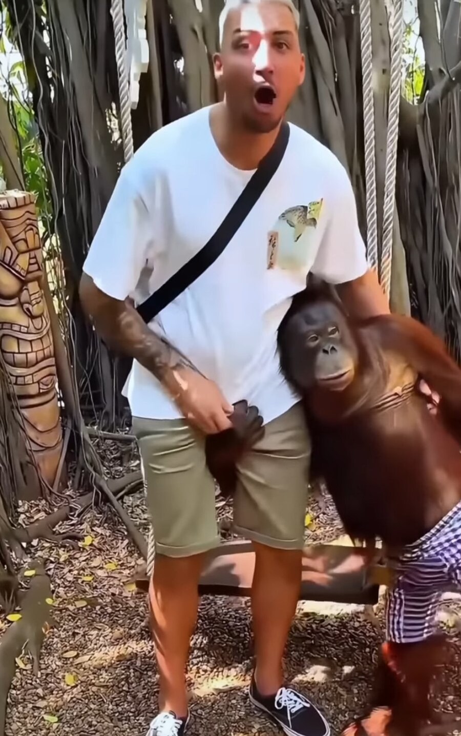 약점을 잡힌채 협박받는 사람_1.png