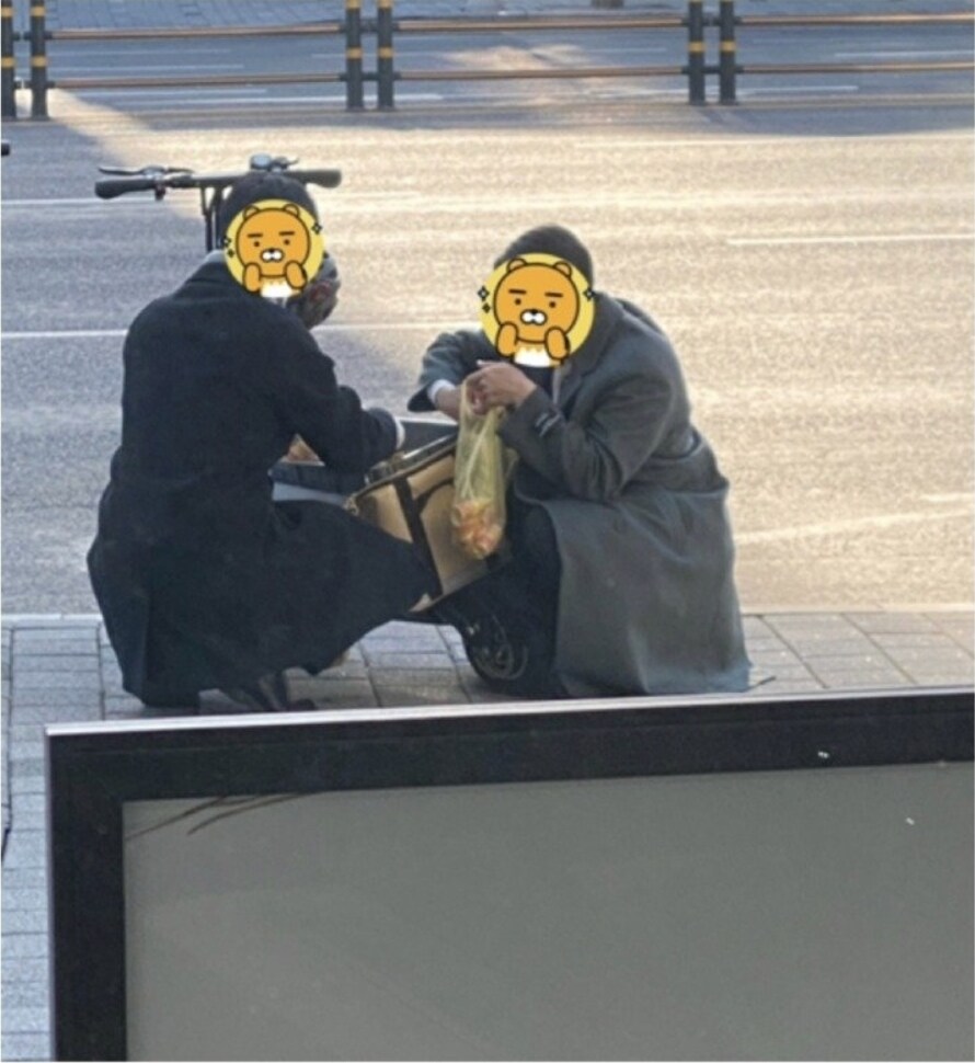 백주대낮에 야쿠르트 아줌마 가방 털다 걸린 2인조_1.jpg