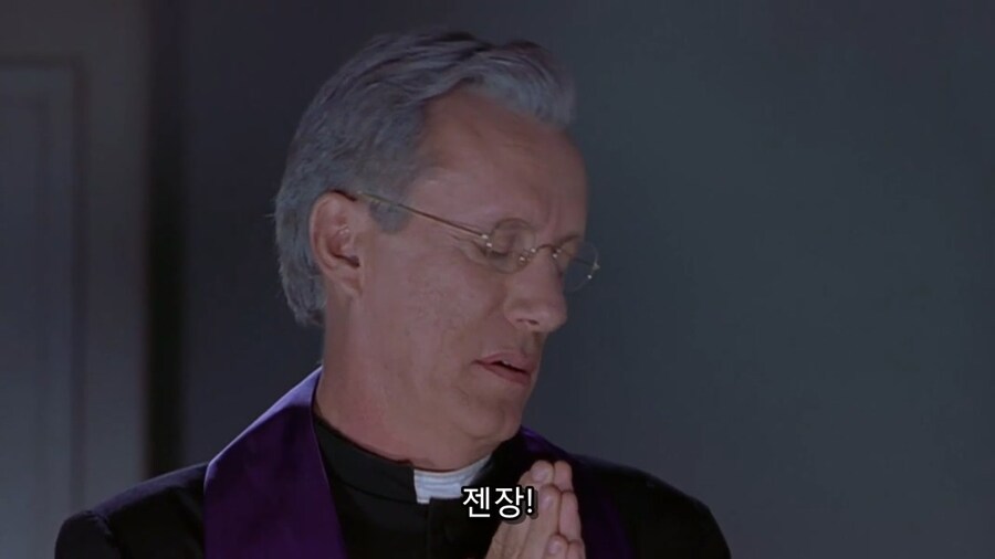베테랑 신부의 구마의식 필수 아이템_3.jpg