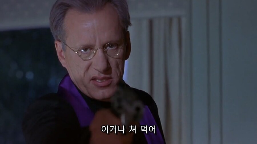 베테랑 신부의 구마의식 필수 아이템_4.jpg