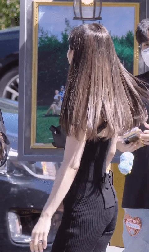 호불호 갈리는 복장 gif_1.webp