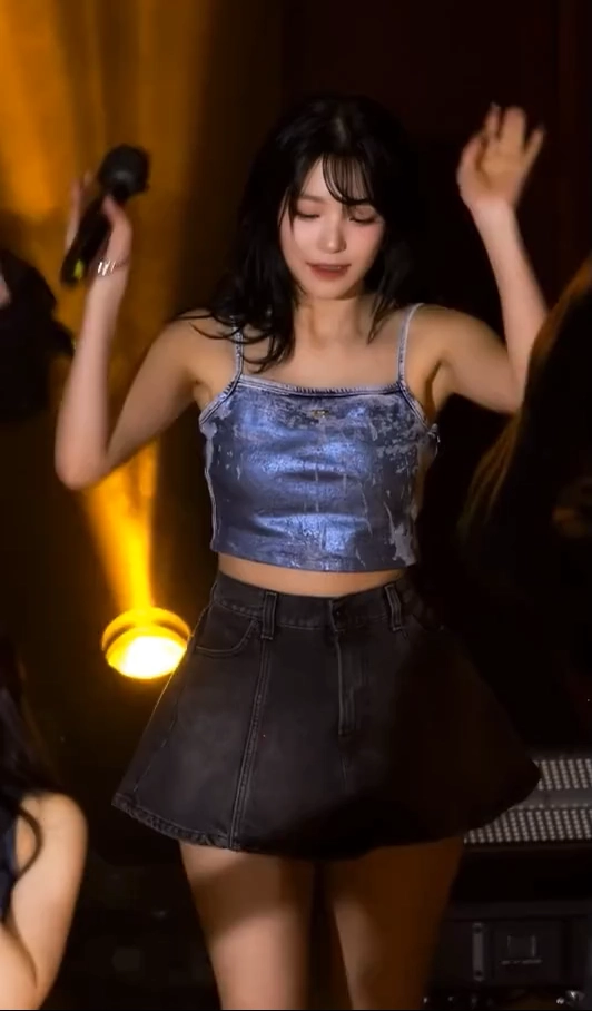 겨드랑이가 쩌는 누나들 gif_2.webp