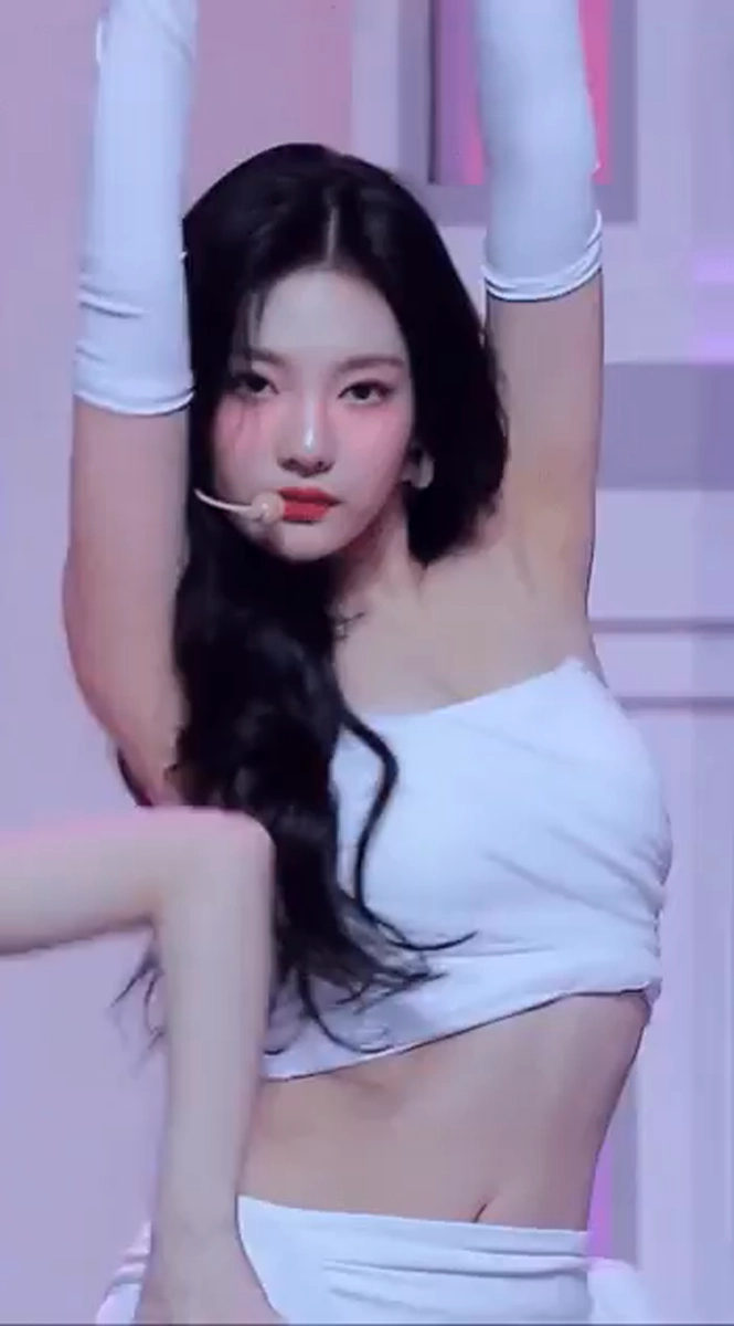 호불호 갈린다는 겨드랑이 gif_1.webp