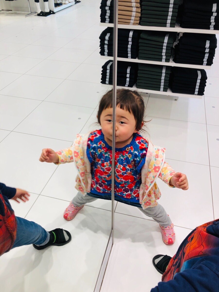 옷매장에서 아이들이 노는 방법.jpg_2.jpg