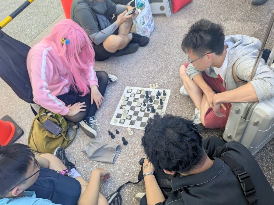 코미케에서 무엇보다 진지한 사람들_2.jpg