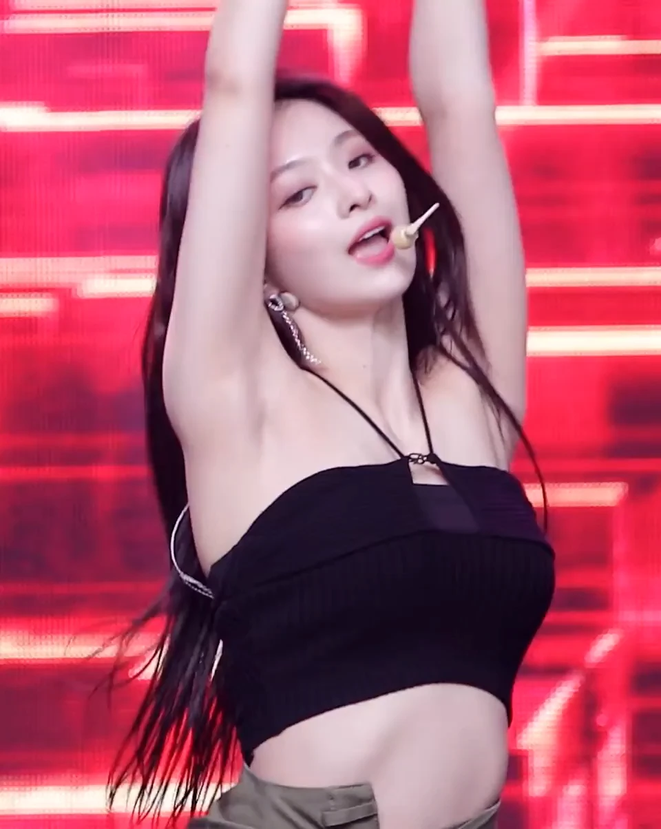 겨드랑이가 쩌는 누나들 gif_1.webp
