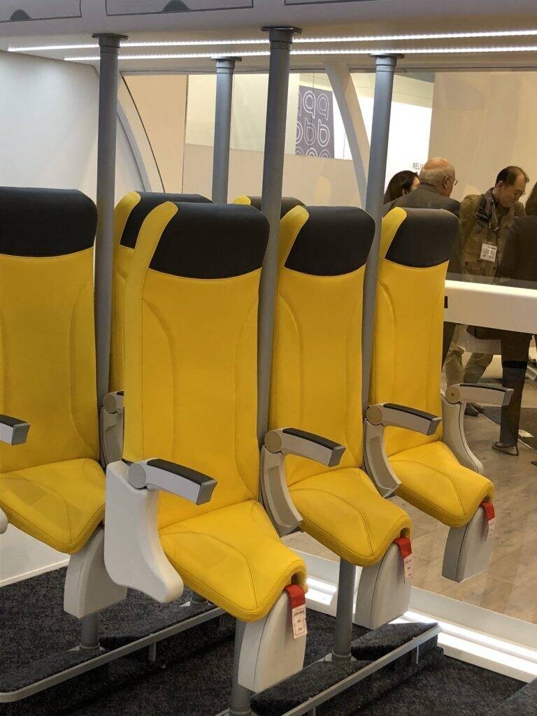 항공사들이 도입하려고 간 봤다가 실패한 이코노미 아랫단계 좌석_1.jpg