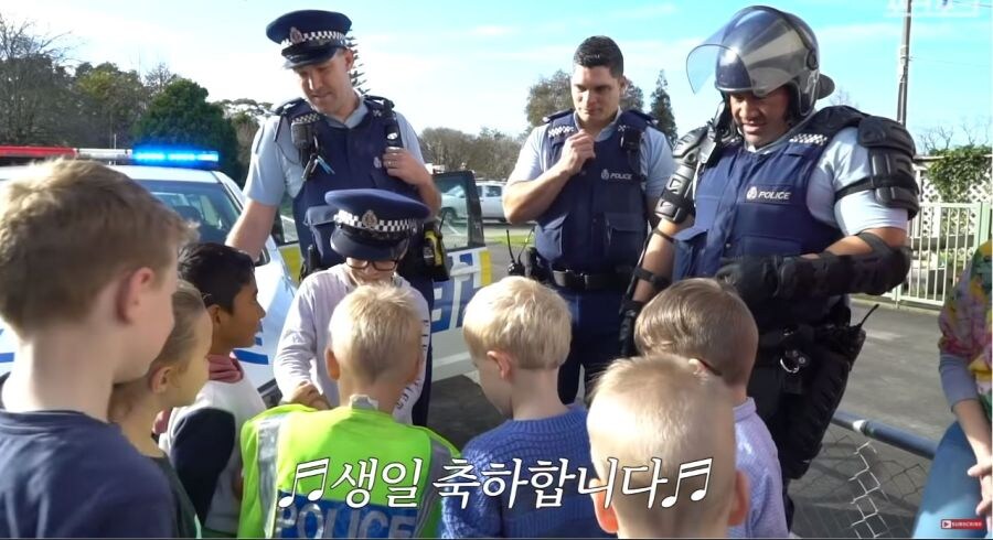 경찰아저씨에게 물어보겠다고 진짜 경찰에 전화한 아이_17.jpg