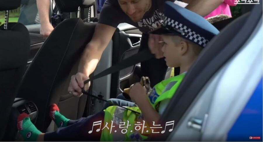 경찰아저씨에게 물어보겠다고 진짜 경찰에 전화한 아이_18.jpg