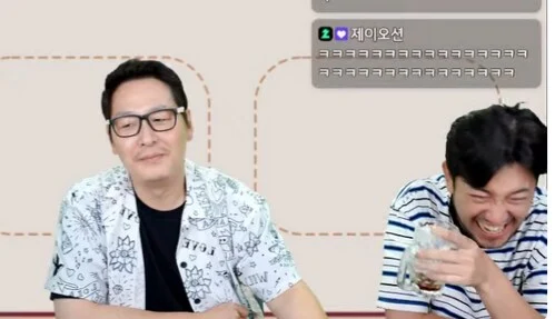생전 처음 해보는 게임을 능숙하게하는 행복한 아저씨_2.webp