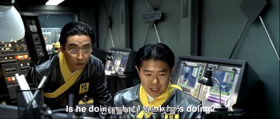 영화속 변태들을 보고 경악하는 경비원들_3.jpg