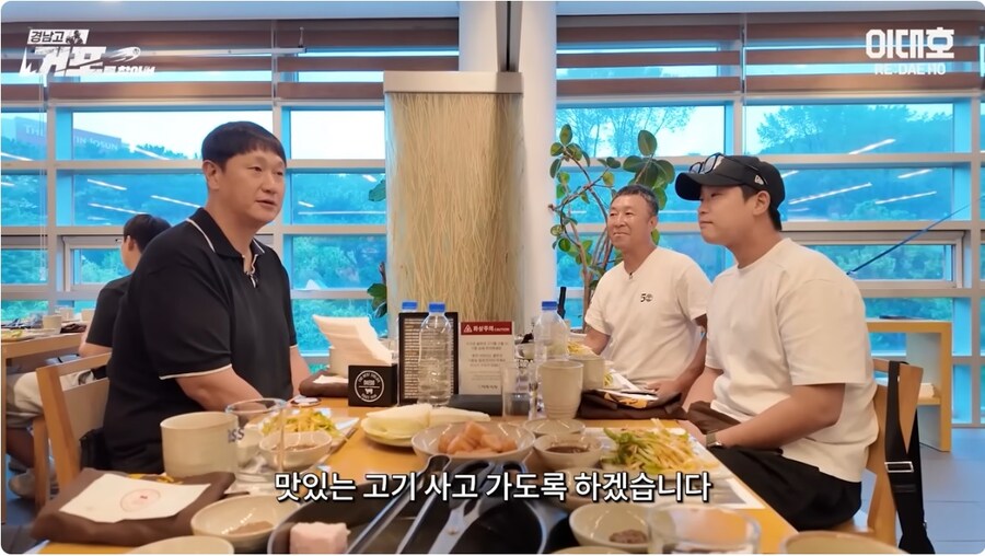 모교가 우승해서 후배들에게 통크게 한턱 쏜 대선배_4.jpg