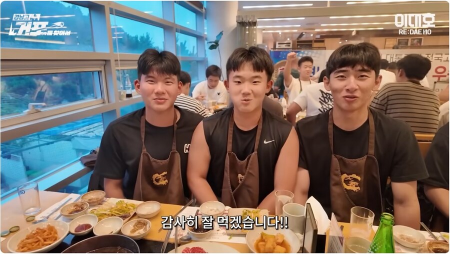 모교가 우승해서 후배들에게 통크게 한턱 쏜 대선배_7.jpg