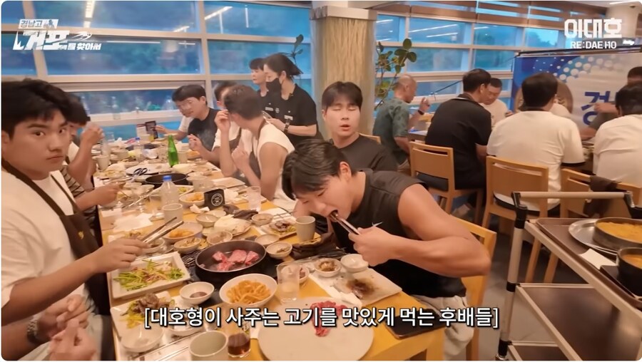 모교가 우승해서 후배들에게 통크게 한턱 쏜 대선배_9.jpg