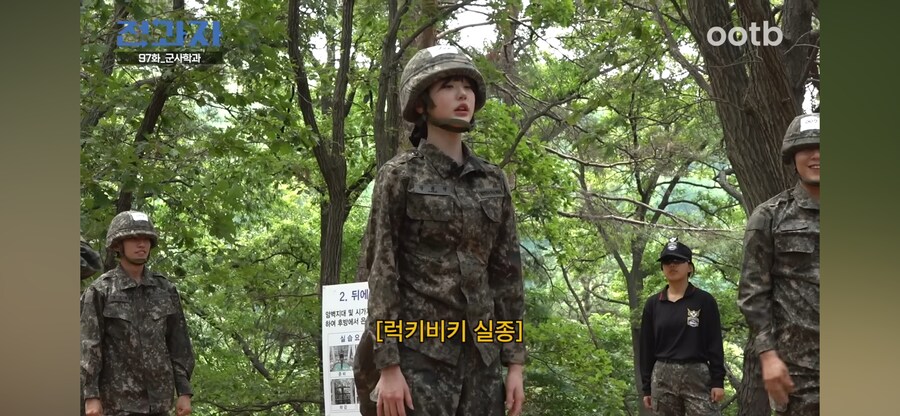군복 입은 장원영_3.png