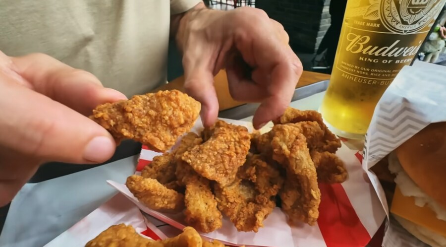 현지화 된 버거브랜드와 롯데리아에 경악하는 외국인 유튜버.jpg_4.png