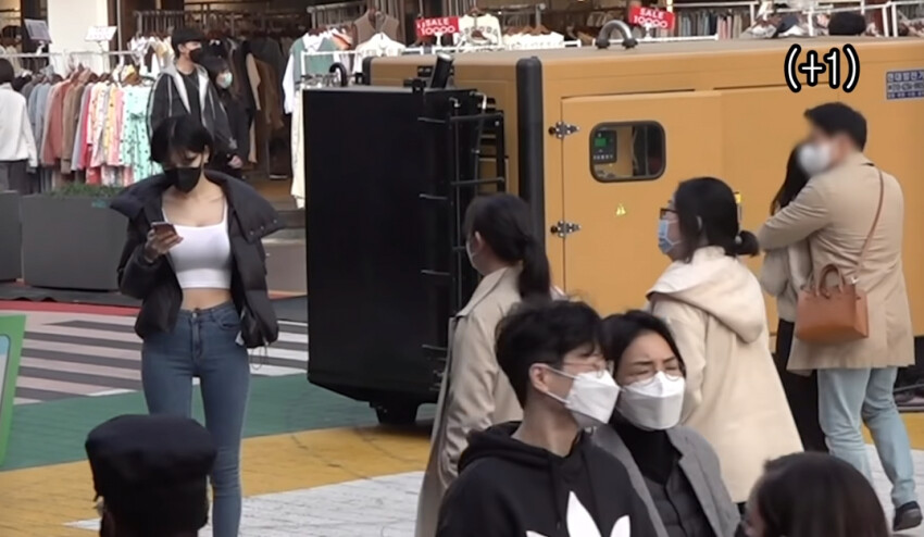 모델 여성이 길거리에 서 있다.png_1.png