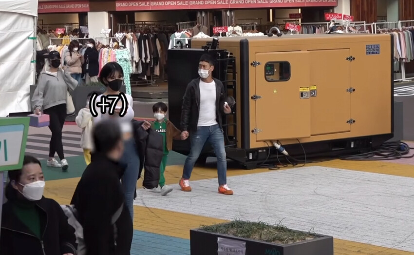 모델 여성이 길거리에 서 있다.png_2.png