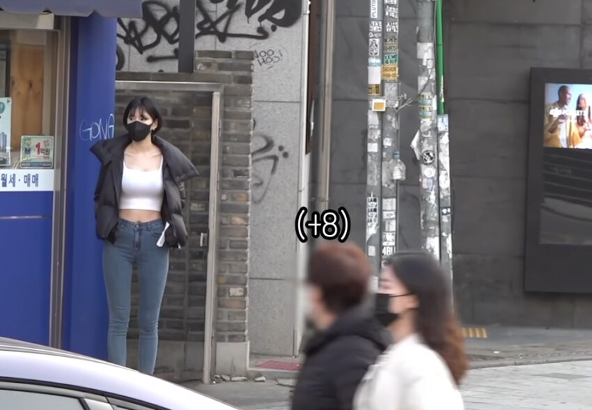 모델 여성이 길거리에 서 있다.png_3.png