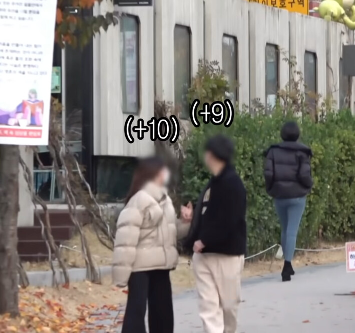 모델 여성이 길거리에 서 있다.png_4.png