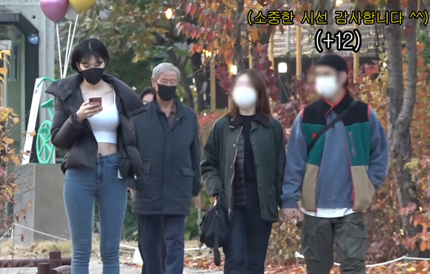 모델 여성이 길거리에 서 있다.png_5.png