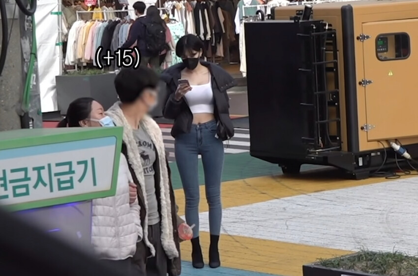 모델 여성이 길거리에 서 있다.png_7.png