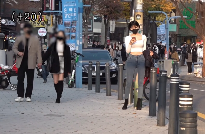 모델 여성이 길거리에 서 있다.png_8.png