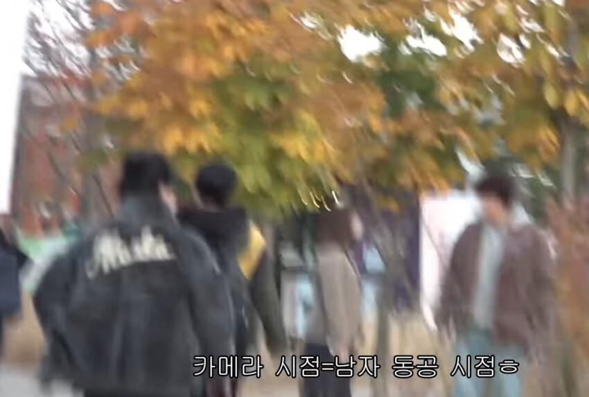 모델 여성이 길거리에 서 있다.png_9.png
