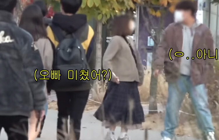 모델 여성이 길거리에 서 있다.png_10.png