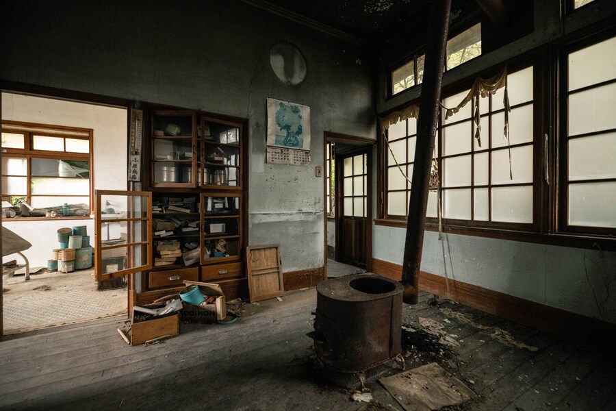 일본, 1969년쯤에 버려진 폐의원_2.jpg