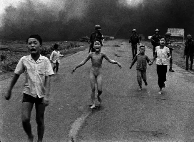 카메라 브랜드별 전설적인 사진_5.png