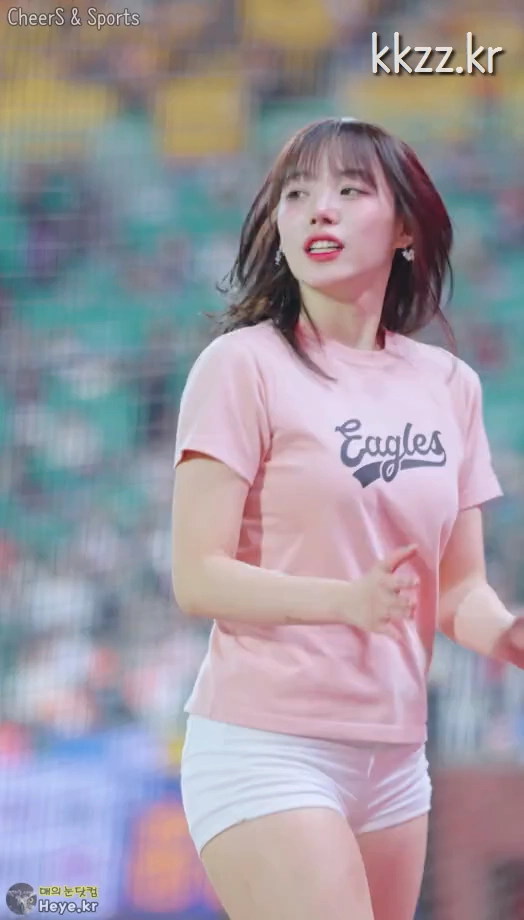 허벅지가 쩌는 치어리더 jpg_7.webp