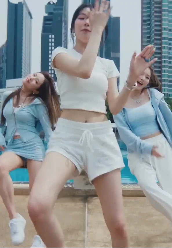 호불호 갈리는 바지 길이 gif_1.webp