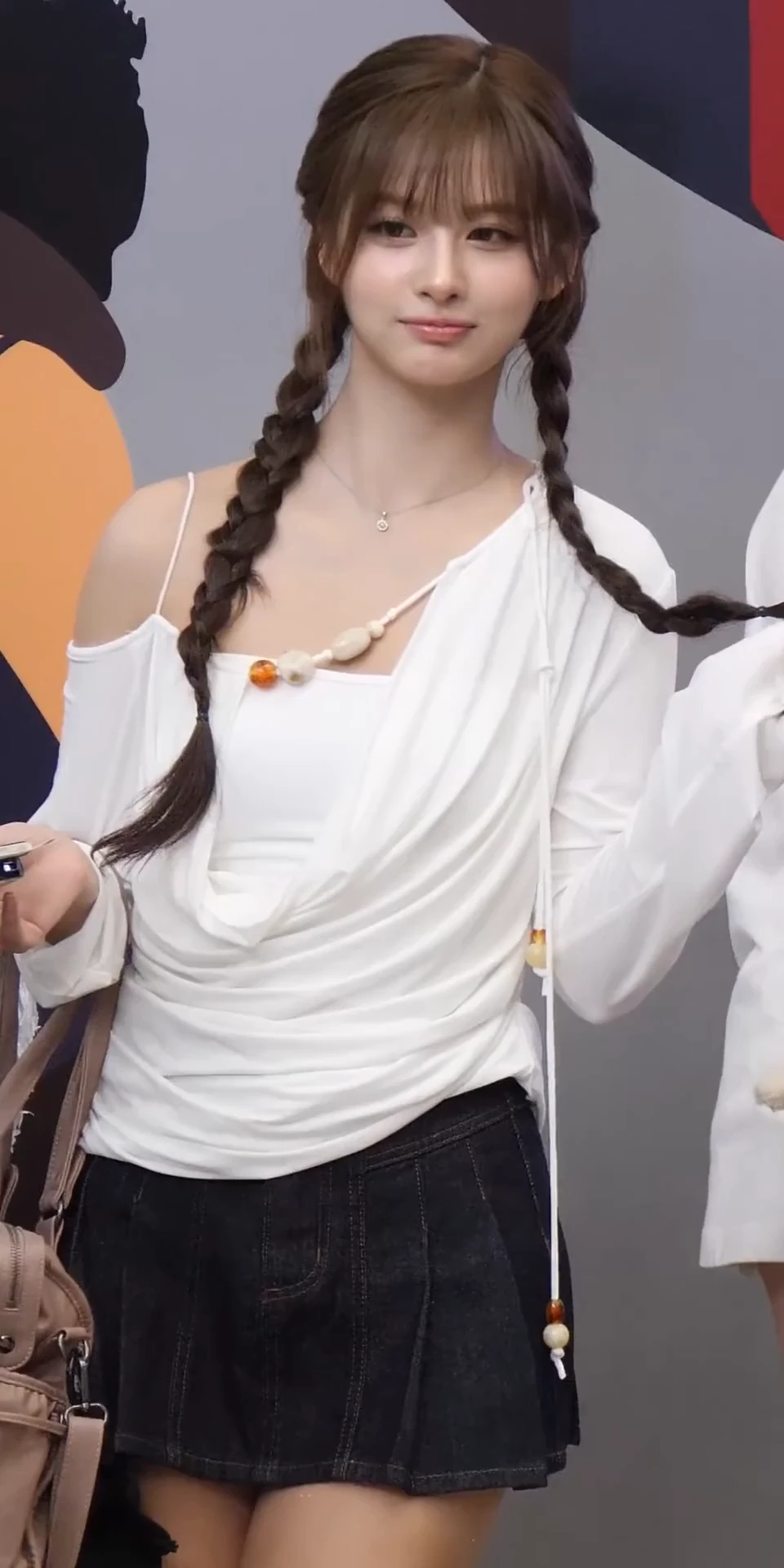 치마가 짧은 복장 gif_1.webp