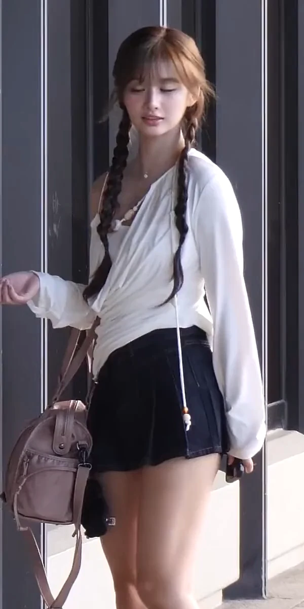 치마가 짧은 복장 gif_2.webp