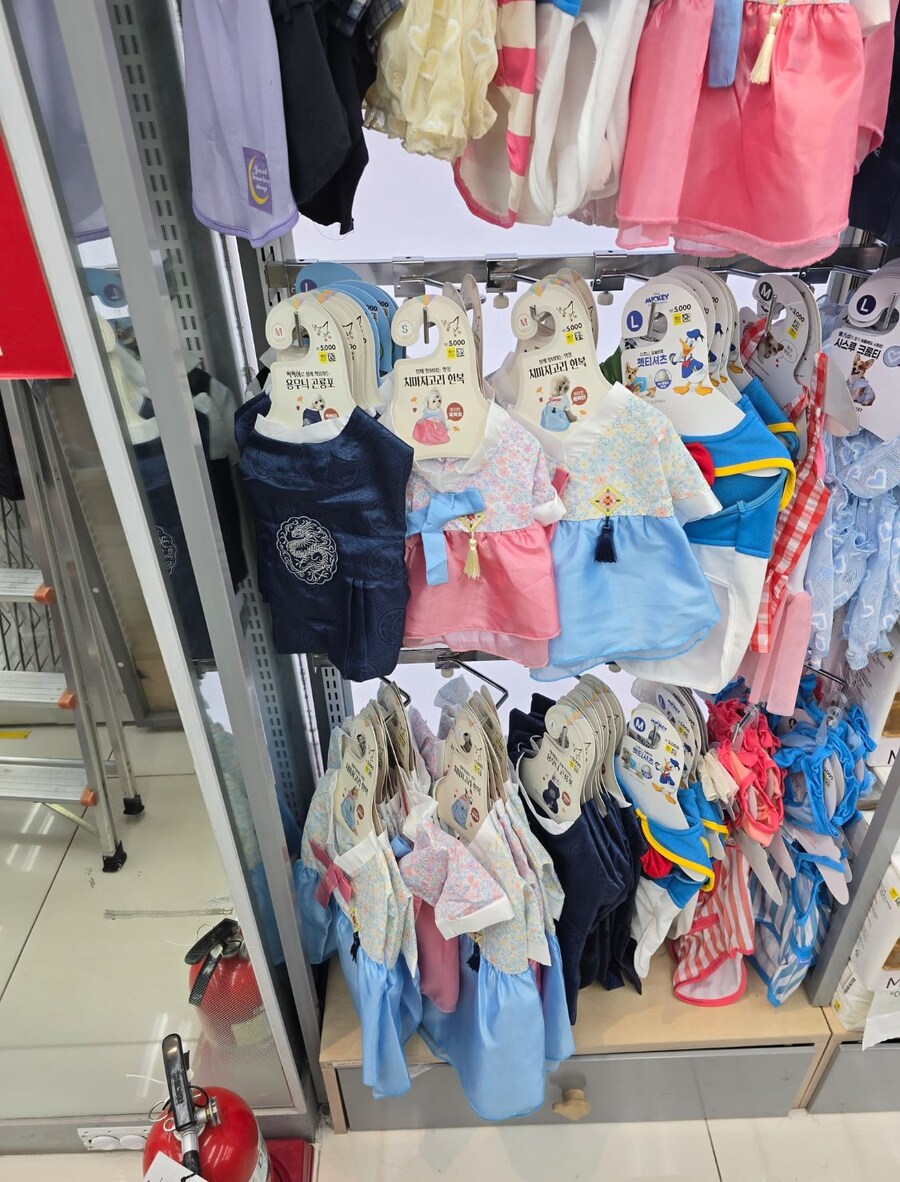 다이소 신상 반려동물 한복입은 고양이_1.jpg
