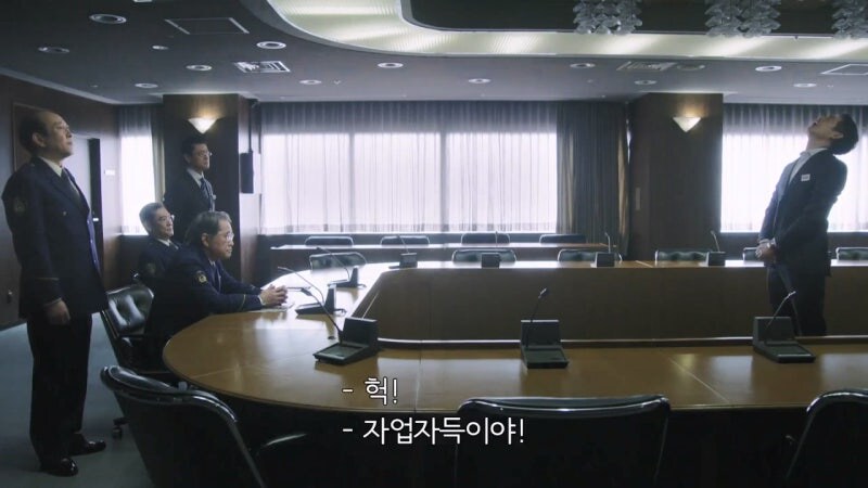 동료들의 신용도가 바닥이 난 캐릭터의 대접_13.jpg