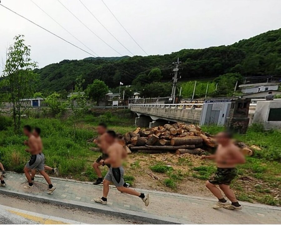 로드뷰에 찍힌 20대 러닝크루.jpg_2.jpg
