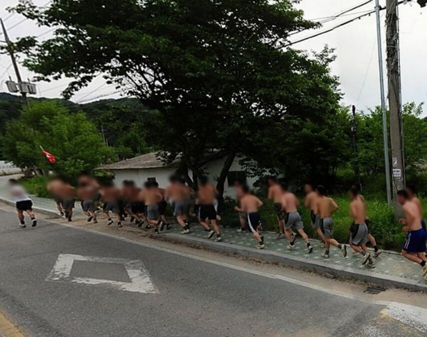 로드뷰에 찍힌 노출하고 뛰는 20대 러닝 크루_3.jpg
