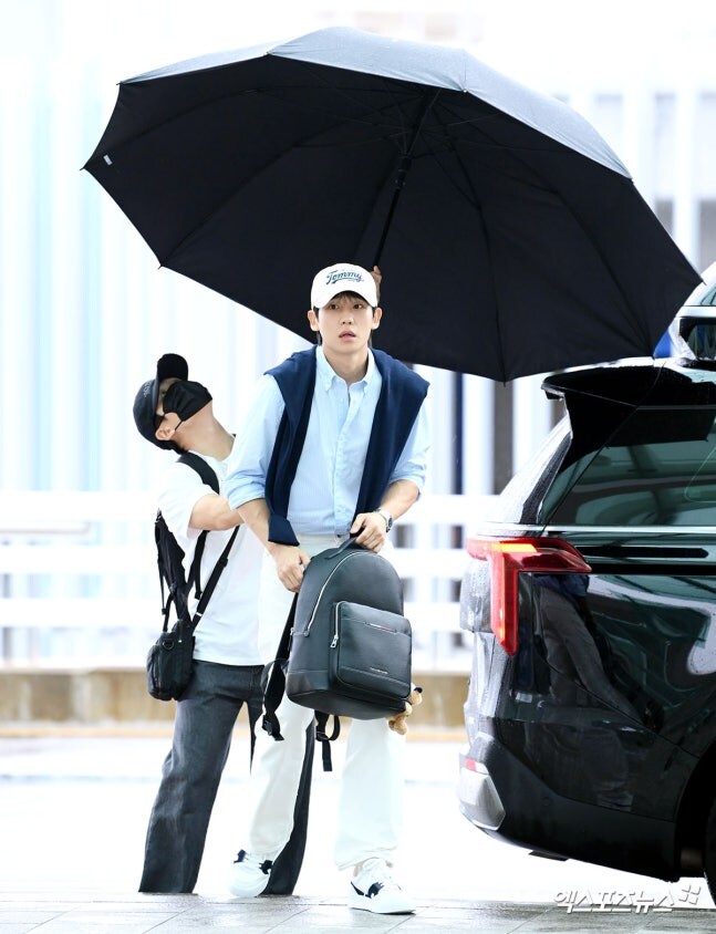 매니저한테 존나 큰 우산 들게하는 정해인_1.jpg