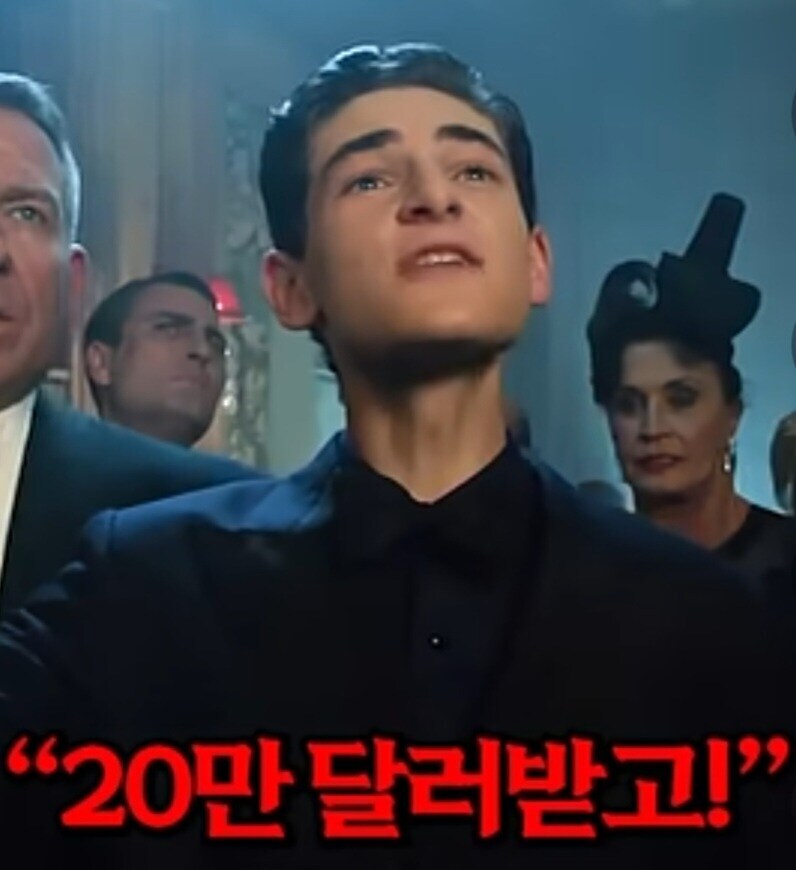 경매장에서 깐족대며 인성질하는 소년_6.jpg