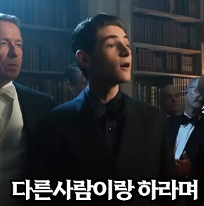 경매장에서 깐족대며 인성질하는 소년_10.jpg