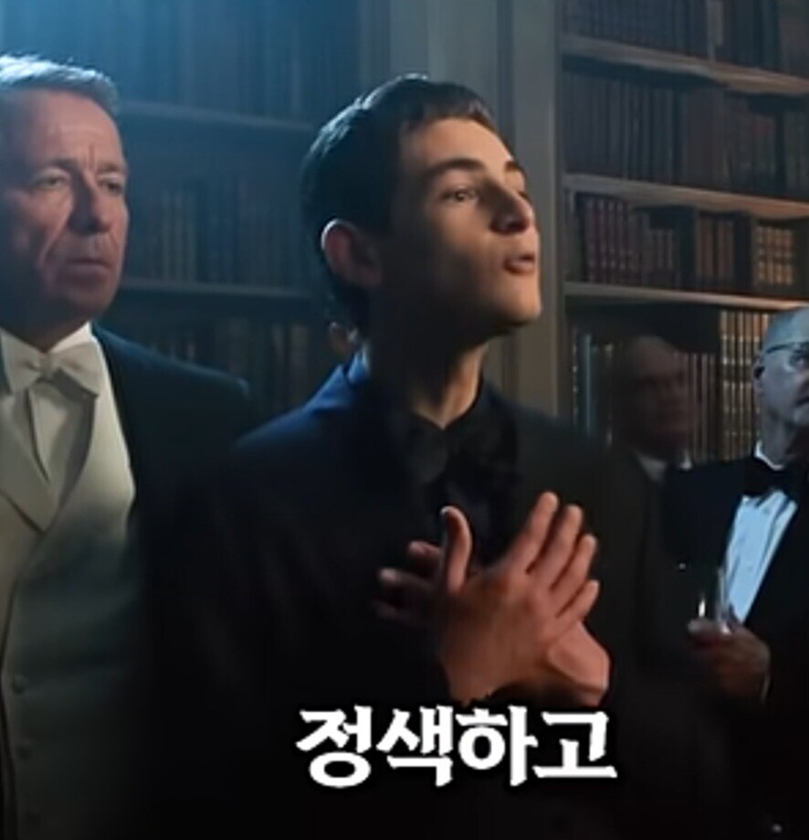 경매장에서 깐족대며 인성질하는 소년_11.jpg