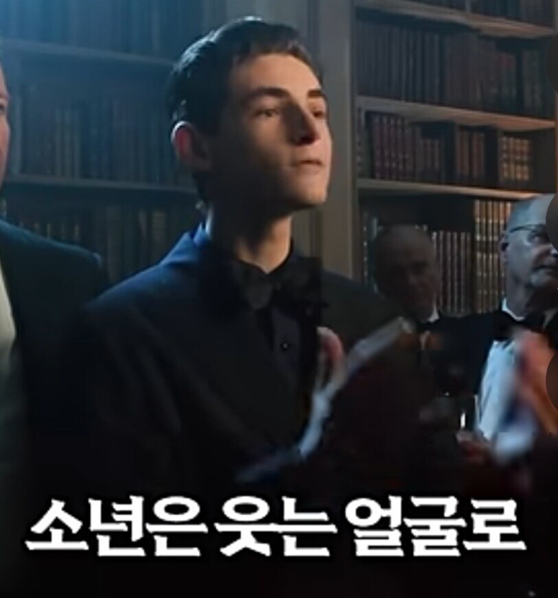 경매장에서 깐족대며 인성질하는 소년_12.jpg