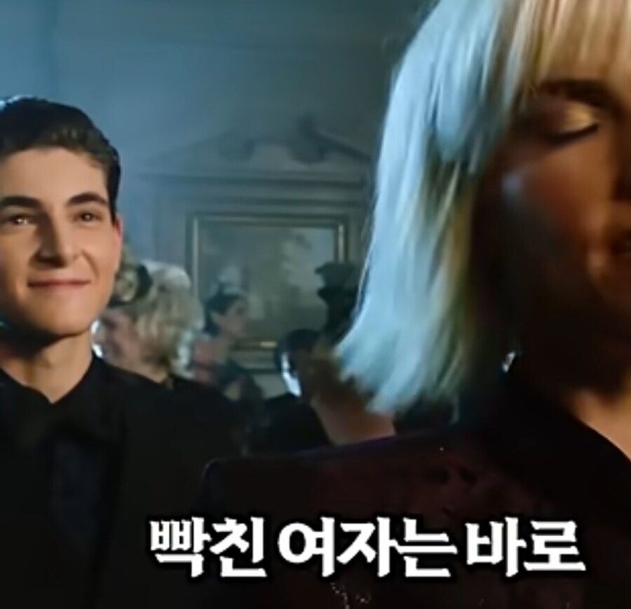 경매장에서 깐족대며 인성질하는 소년_17.jpg