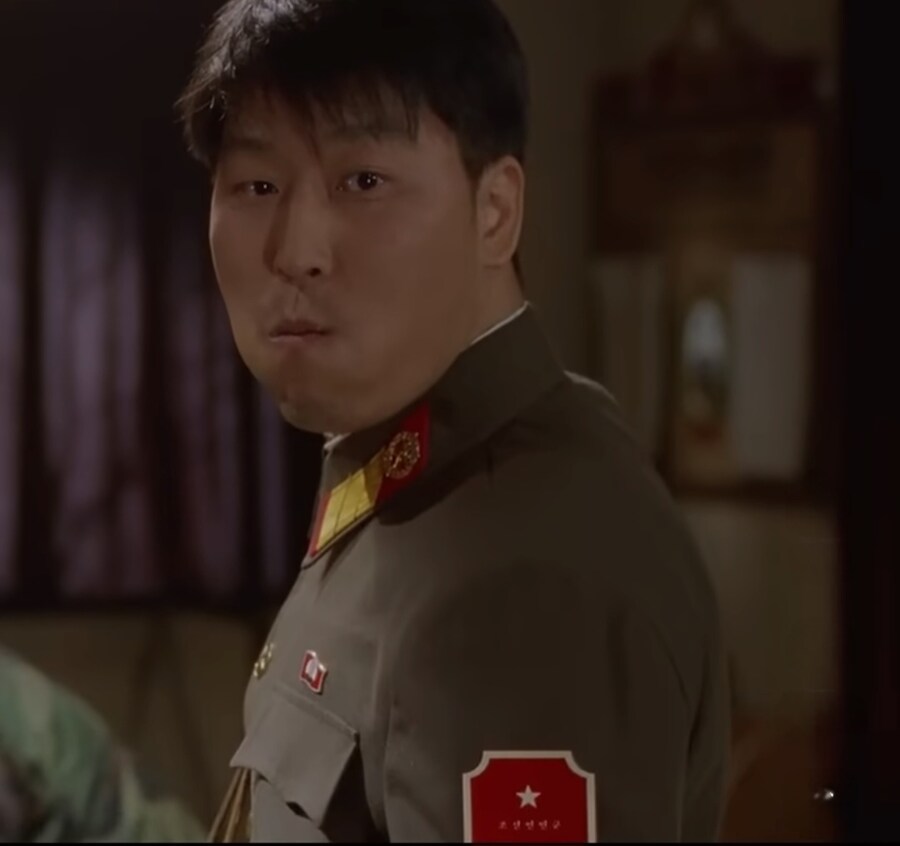 남한으로 내려오라는 말에 먹던것도 뱉고 정색하는 북한군_9.jpg