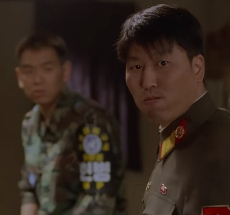 남한으로 내려오라는 말에 먹던것도 뱉고 정색하는 북한군_13.jpg